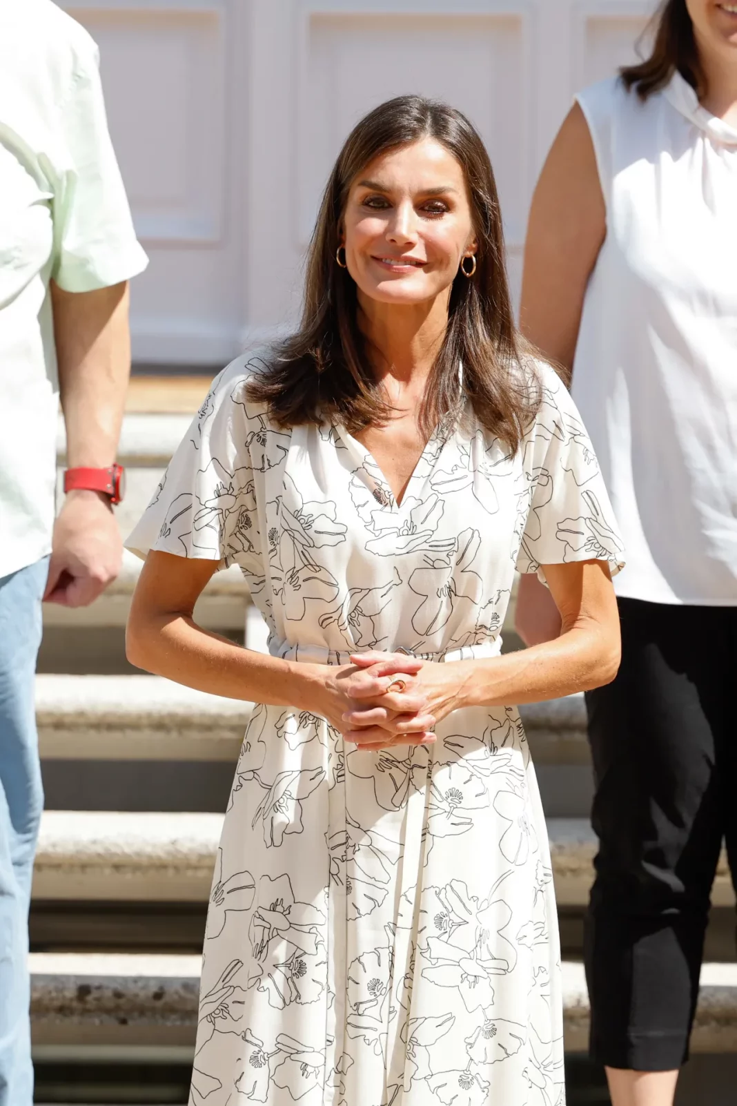 Presume de bronceado con un minivestido de diseño camisero