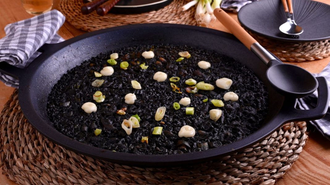 Así prepara Arguiñano un arroz negro mejor que la paella