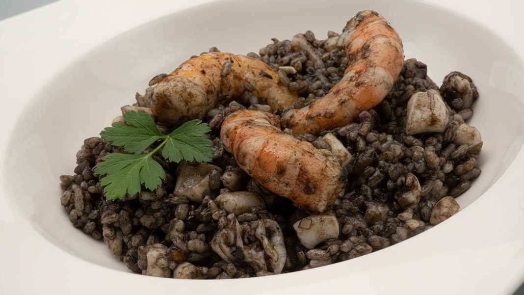 Así prepara Arguiñano un arroz negro mejor que la paella