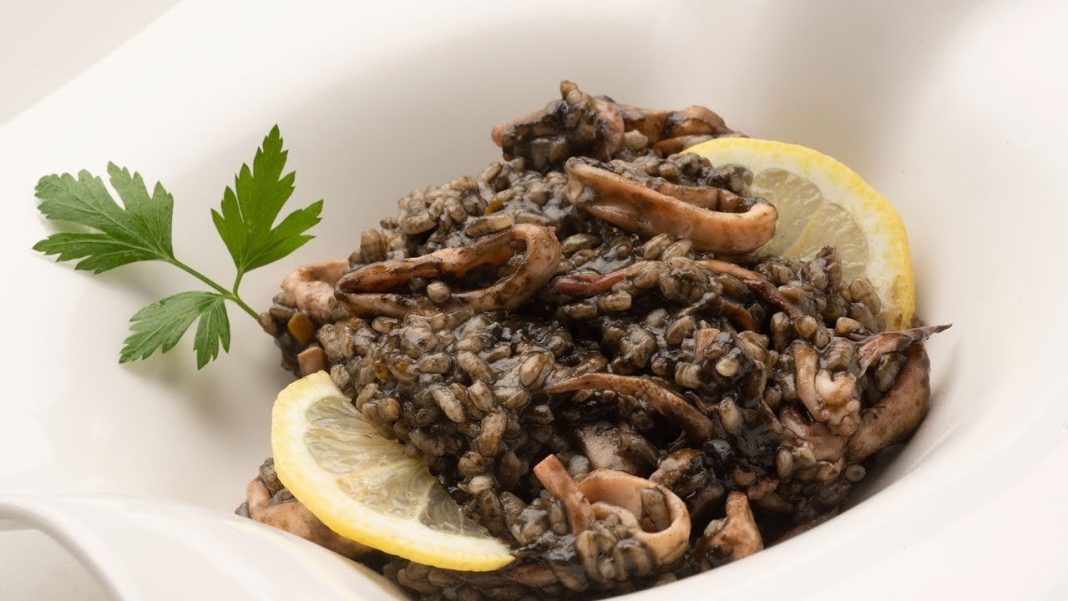 Así prepara Arguiñano un arroz negro mejor que la paella