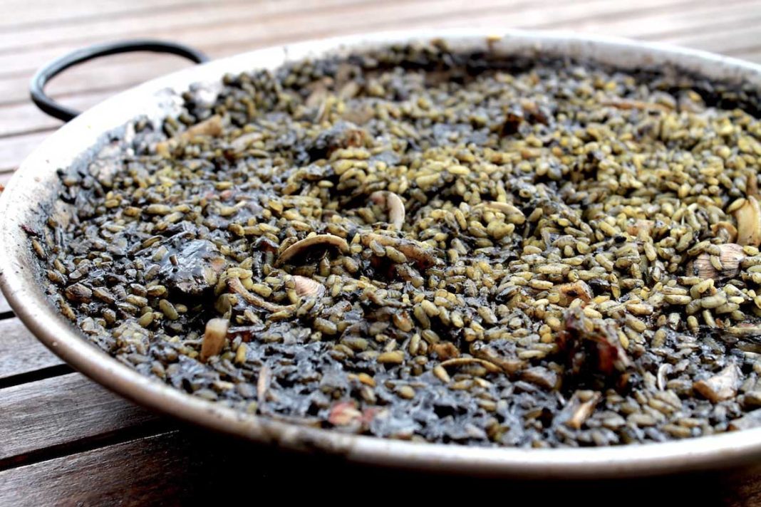 Así prepara Arguiñano un arroz negro mejor que la paella