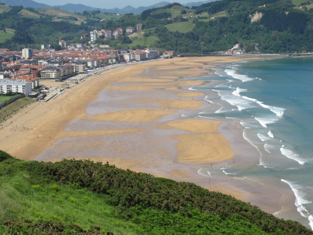 Playa De Zarautz, Guipúzcoa: Un Epicentro Del Surf Vasco