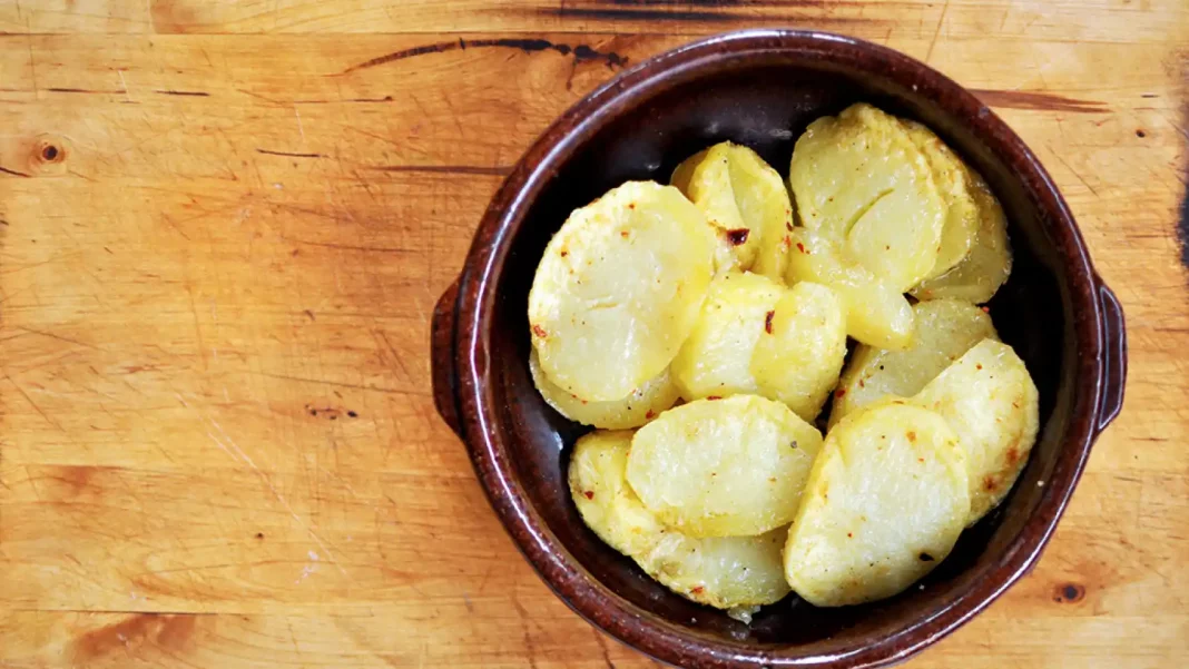 Cómo hacer unas patatas a lo pobre para chuparse los dedos