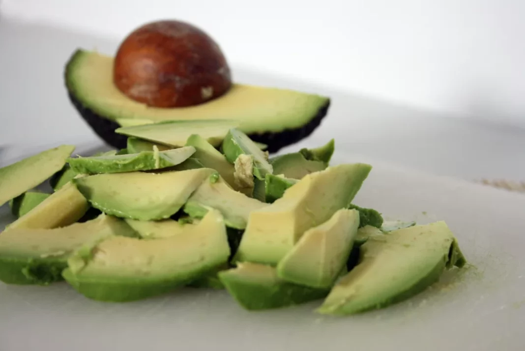 Sencilla y deliciosa: la ensalada de aguacate que revolucionará tus cenas