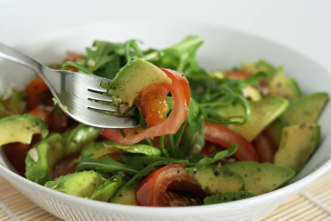 Sencilla y deliciosa: la ensalada de aguacate que revolucionará tus cenas