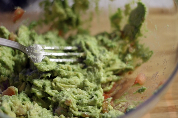 Cómo hacer un guacamole casero auténticamente mexicano