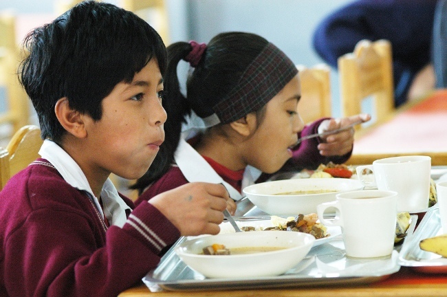 La OCU advierte sobre la mala alimentación en los colegios. Estos son los efectos que podrían surgir