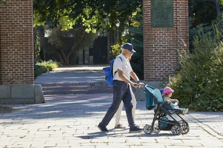 Comunidad de Madrid potenciará la figura de los abuelos en su futura Ley de Familia y reforzará el papel de los padres