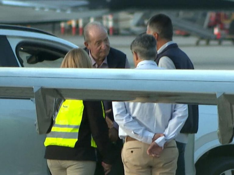 El Rey Juan Carlos, su agilidad en el aeropuerto de Vigo en su ‘adiós’ más agridulce a España