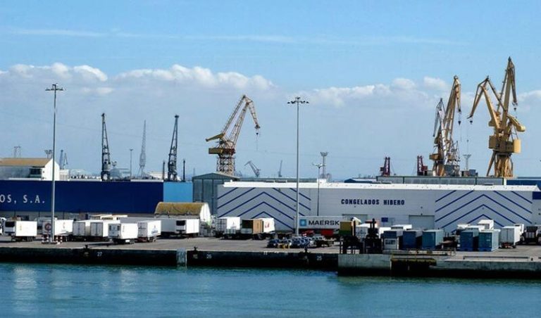 Fallecen dos trabajadores dentro de la cisterna de un camión en el Puerto de Algeciras