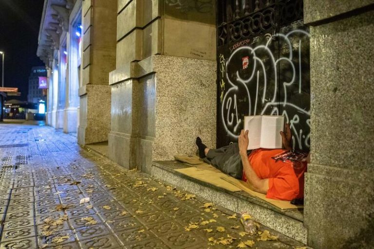 La Sindicatura de Barcelona muestra su «preocupación» por el empadronamiento de personas sin hogar