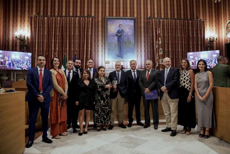 El alcalde de Sevilla entrega el premio Embajador de Sevilla a Arturo Pérez Reverte