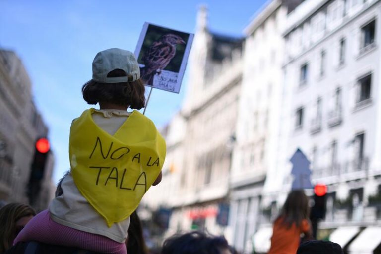 Cerca de 2.000 ciudadanos protestan contra la tala de árboles por la ampliación de la L11 de Metro de Madrid