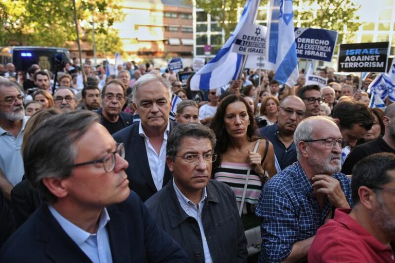 Cientos de personas se concentran frente a la embajada de Israel condenando los atentados de Hamás