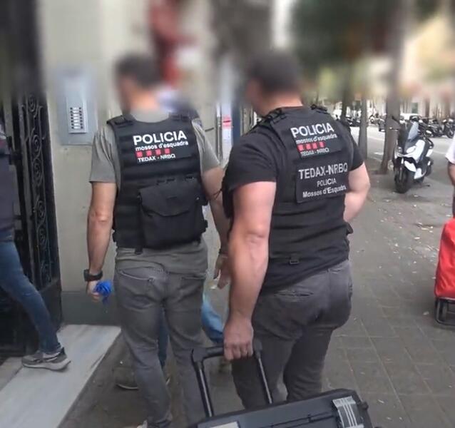 Detenidos tres hombres por presuntamente colocar explosivos caseros en bancos y tiendas de Barcelona