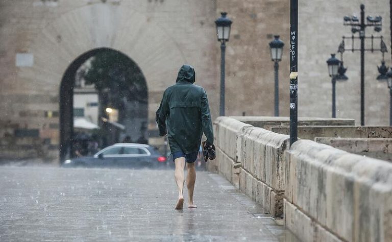 Los cielos nubosos y precipitaciones llegarán mañana a la Península y Canarias se mantiene en riesgo por calor