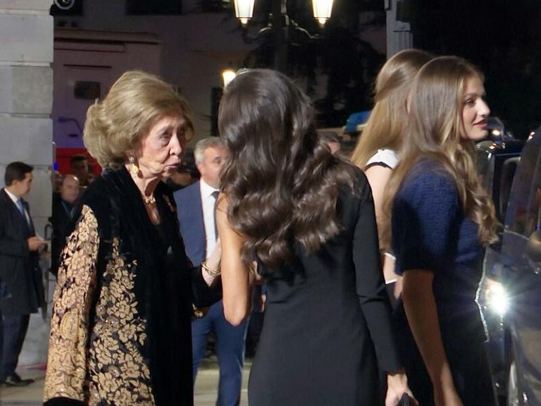 La Reina Letizia y la Reina Sofía protagonizan un momento de lo más cariñoso a la salida de los premios