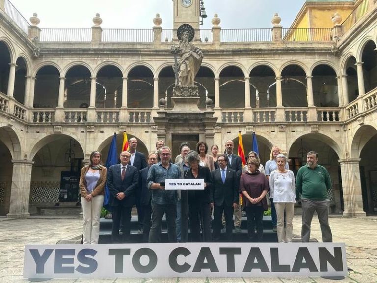 Òmnium, universidades, entidades económicas y sindicatos piden a la UE la oficialidad del catalán