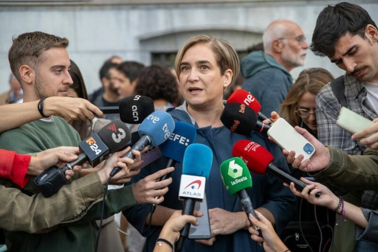 Colau baraja reprobar a Collboni por «la incapacidad de liderar un acuerdo» para el Presupuesto