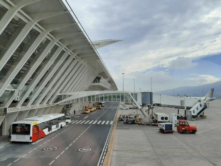 El polizón llegado al Aeropuerto de Bilbao en la bodega de un avión pide asilo político por motivos religiosos