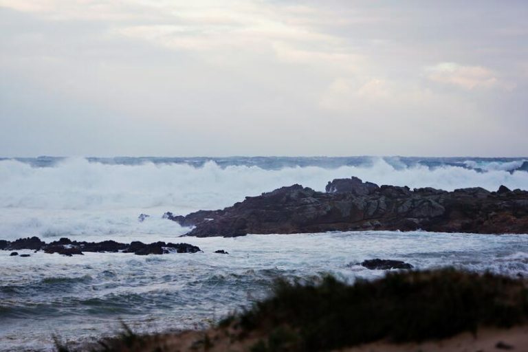 Una treintena de provincias en doce CCAA tendrá hoy riesgo por lluvias, viento o fenómenos costeros