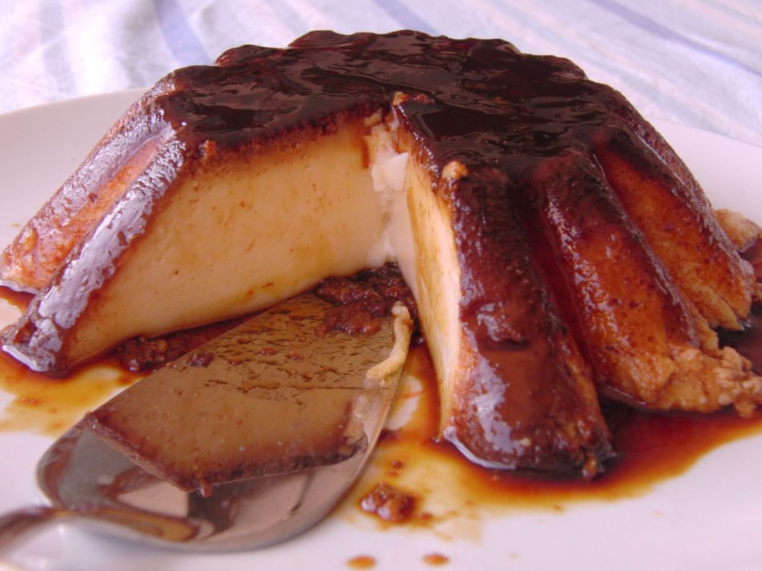 Mata tus antojos con esta fácil y rápida receta de flan de turrón