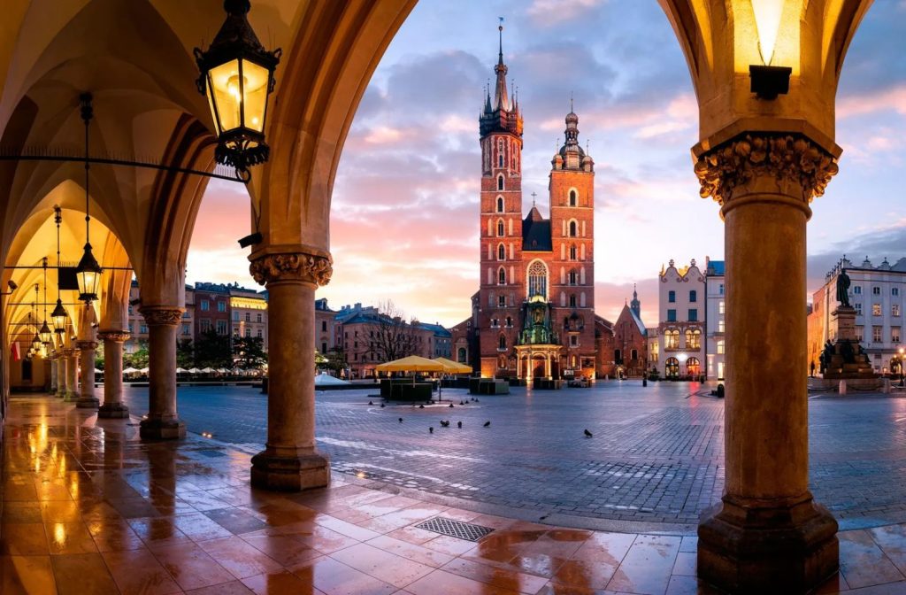 Cracovia, Polonia. Tesoros Culturales Y Gastronómicos A Precio Razonable