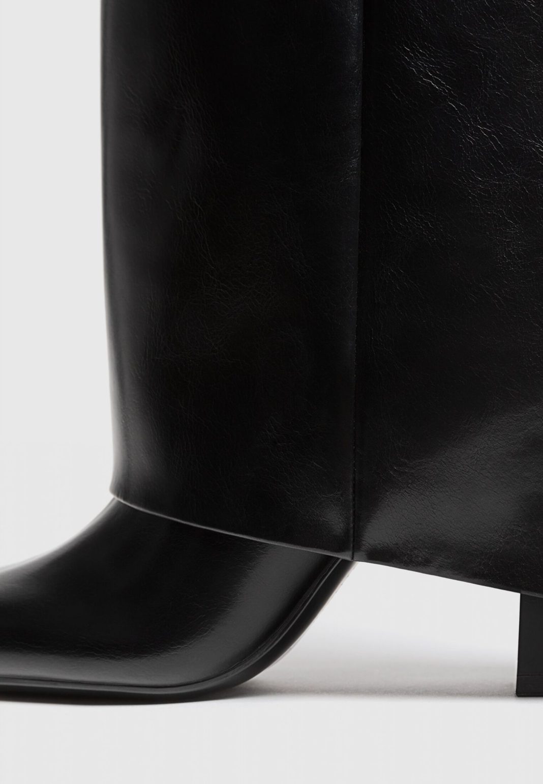 Stradivarius da un golpe en la mesa y revoluciona el mundo de la moda con estas botas a un precio increíble