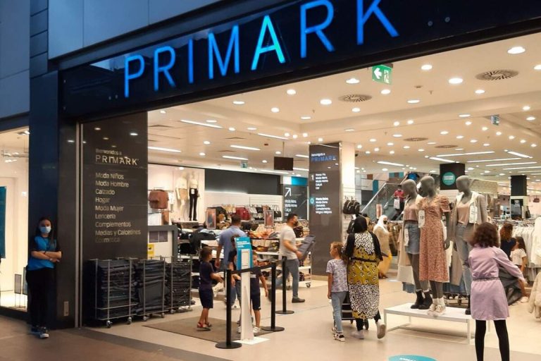 Primark se suma a la moda de octubre con estos vestidos para el día a día