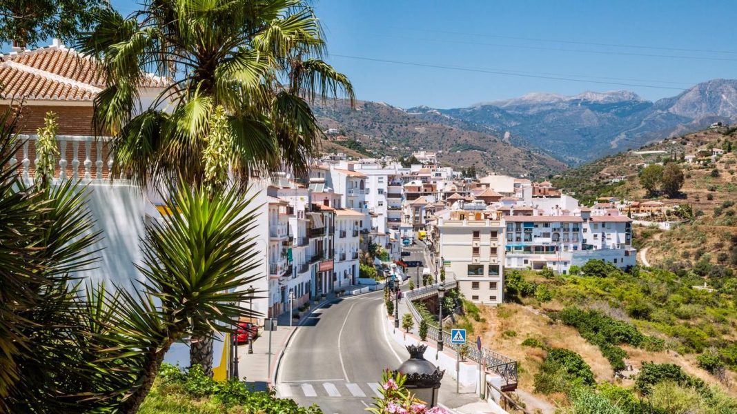 Torrox: Tu puerta de entrada a la belleza natural de Andalucía