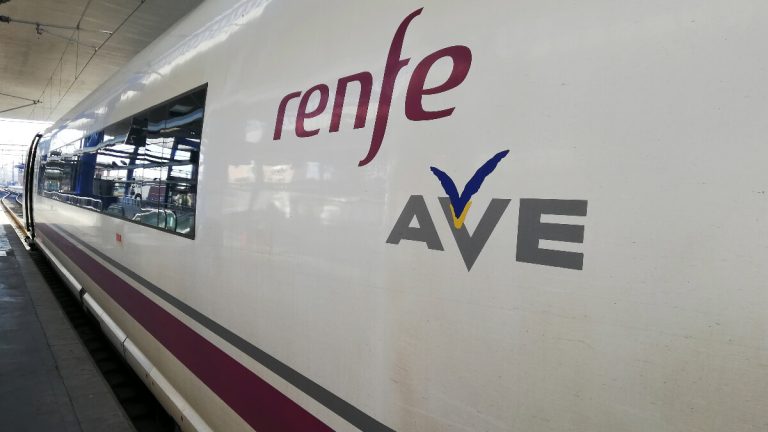 Viajar gratis en AVE ya es posible: la Renfe ofrece te pagará el viaje si cumples estos requisitos