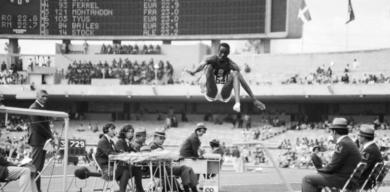 Momento del histórico salto de Bob Beamon en México 68