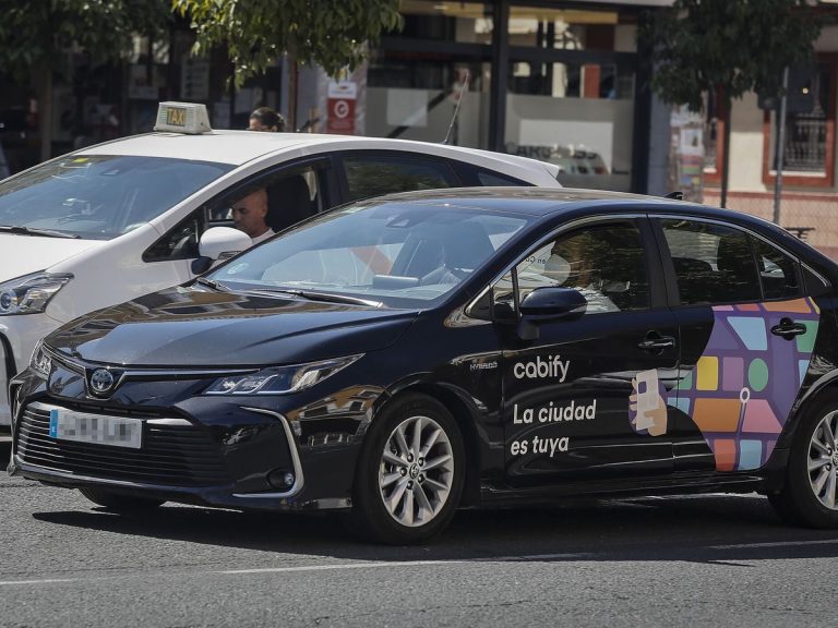 Ayuso parece haber cambiado su posición sobre Uber y las demás VTC en los últimos años