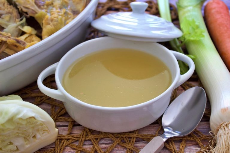 Combate el frio de otoño con esta receta de caldo de pollo casero