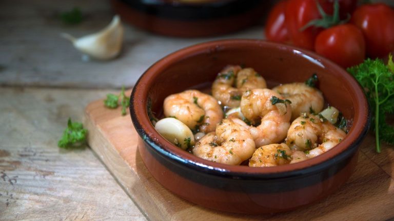 Gambas al ajillo, un plato fácil con el que deslumbrar a tus invitados