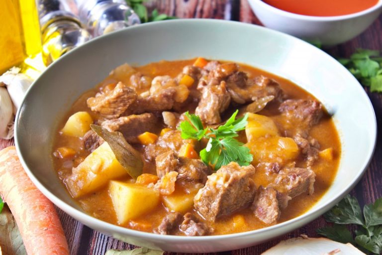 Así es como los grandes chefs preparan esta receta clásica: guiso de patatas con carne