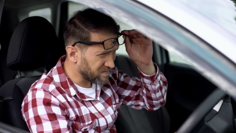 La DGT informa: estas son las medidas que debes tomar si conduces con gafas o lentillas