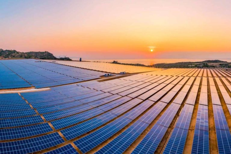 Instalación de paneles de energía solar, de la mano de PVAI