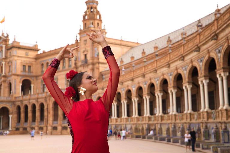 Elegir la peina flamenca perfecta para el look de feria con Viva La Feria