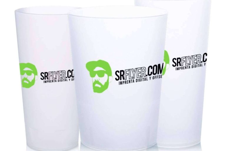 SrFlyer ofrece vasos de plástico personalizados y reutilizables