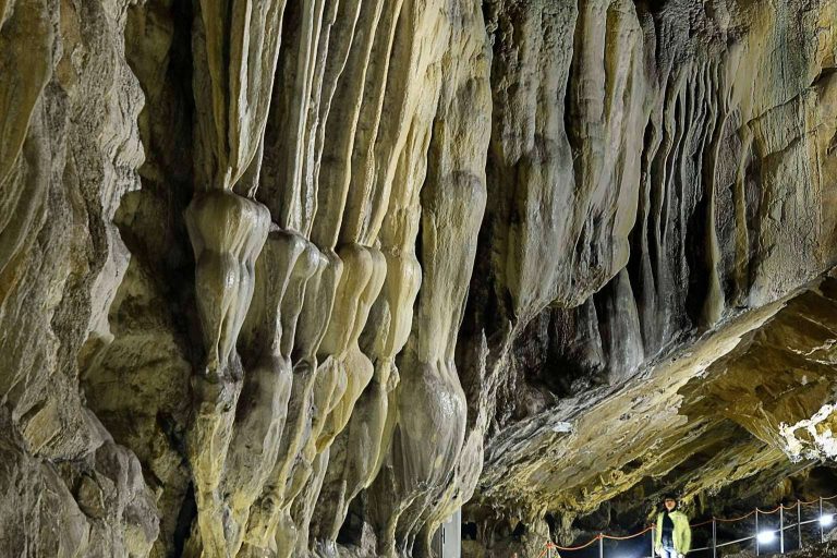 Las Cuevas y Minas Turísticas lanzan su nueva campaña para impulsar el turismo en otoño; lo importante está en el interior