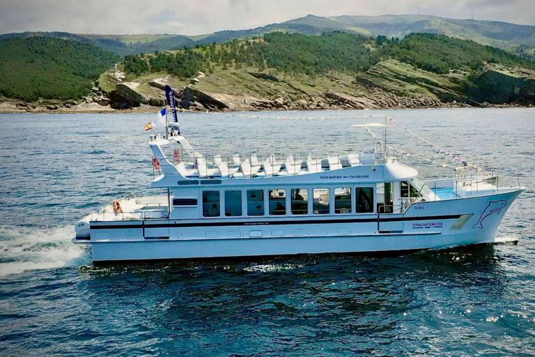 Disfrutar de excursiones por la costa del Cantábrico a bordo del Catamarán ‘Ciudad San Sebastián’