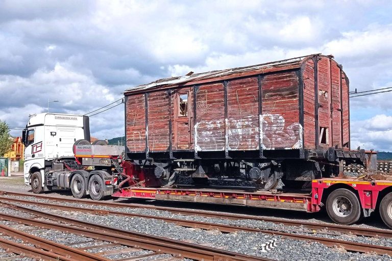 Traslado a talleres, por parte de la Fundación del Patrimonio Ferroviario, del histórico furgón del Estado WSF-2