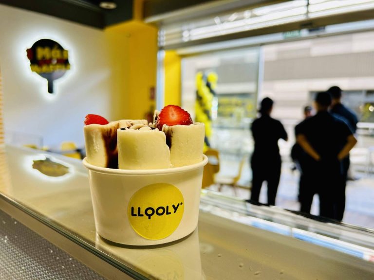 Personalización de rollitos de helados a la plancha elaborados con ingredientes 100 % naturales, de la mano de Llooly