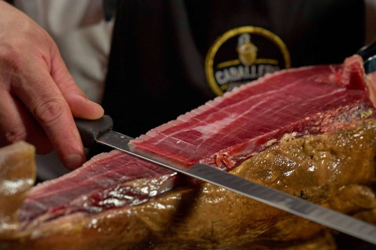 Adquirir el jamón bellota 100% ibérico de la marca Jamones Caballero