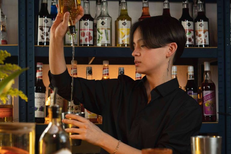 Forjar maestros de la coctelería a través de la experiencia práctica, el curso de bartender profesional