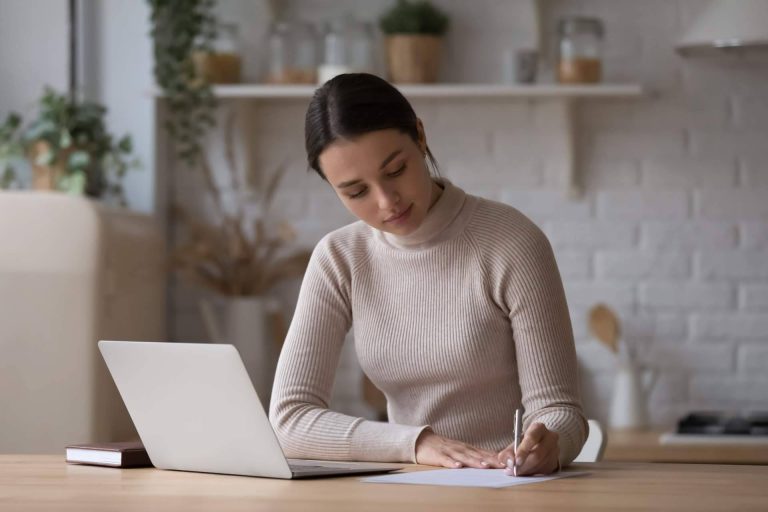 Cursos de formación que puntúan en oposiciones o bolsas de empleo, de la mano de Link Formación Profesional