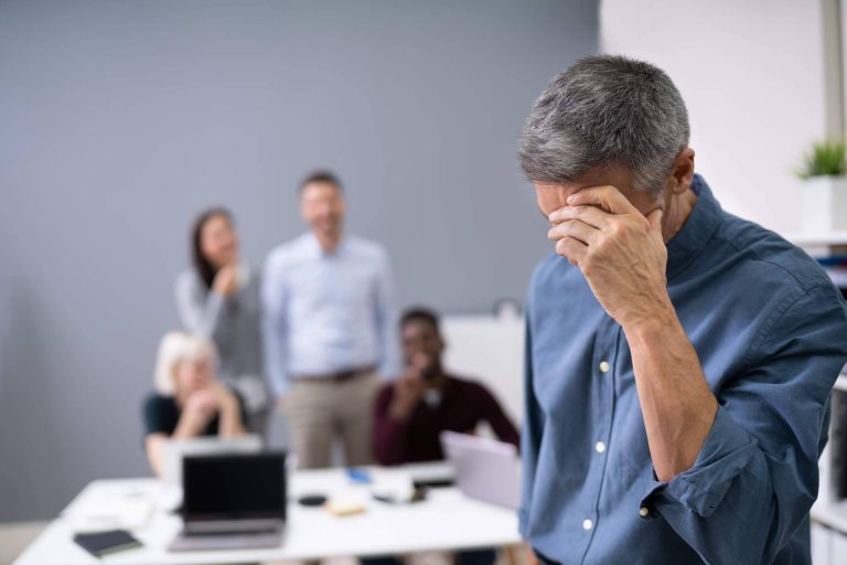 ¿Cómo denunciar acoso laboral de un compañero? Los consejos de Tierno Centella