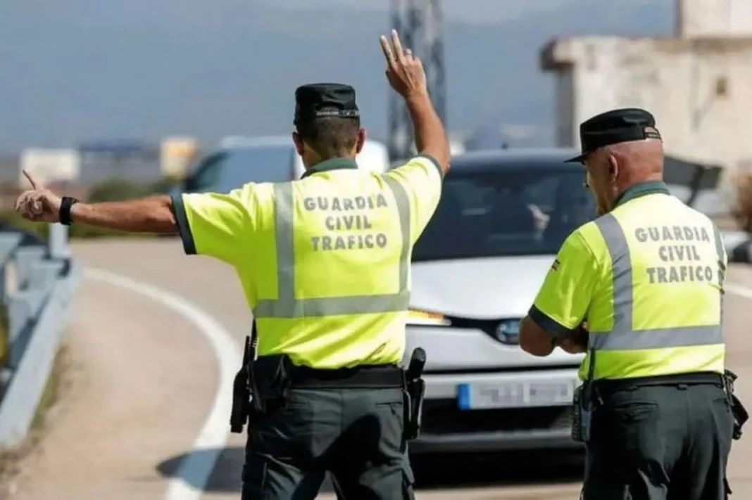 El uso de cascos o auriculares, la tercera infracción más común