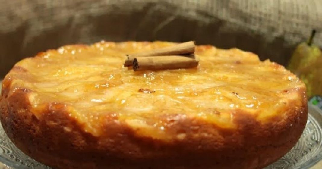 Rica receta de tarta de queso con peras y galletas de miel